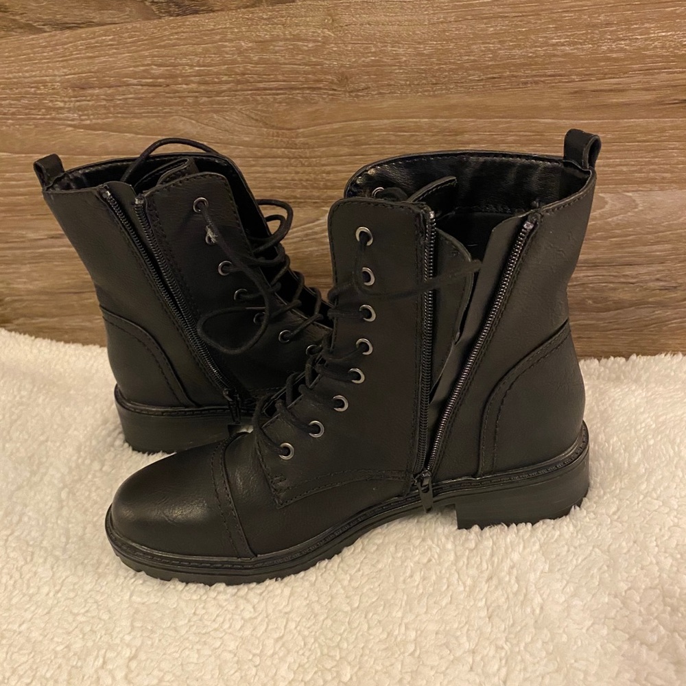 Women’s laced boots